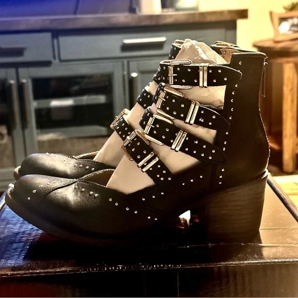 Freebird By Steven “Felicity” Studded Leather Ankle Boots Size 7 (Black) - Picture 6 of 8